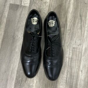 Men’s Florsheim leather dress shoes. Size 11 1/2 C
